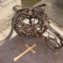 Monuments, accessoires et dcorations pour monuments  couronne forge à la main avec un ruban