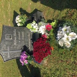 Monument forg avec une croix en acier inoxydable et des inscriptions