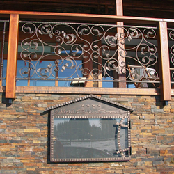 Balustrade exceptionnelle et panneau d'information dans le style forg