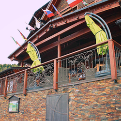 Balustrade de luxe, portes forges et panneau d'information - accessoires extrieurs forgs pour l'htel Galileo à Donovaly