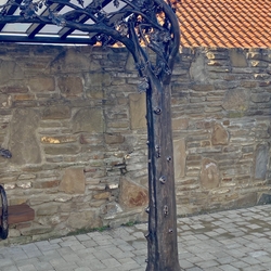 Shelter - a detailed view of the finished hand-forged oak trunk Shelter - a detailed view of the finished hand-forged oak trunk