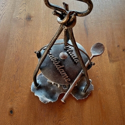 Un chaudron forg à la main en tant que bougeoir commmoratif pour une tombe