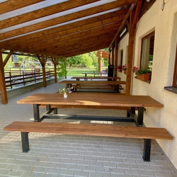 Bancs et tables de jardin sur la terrasse du caf près de ltang