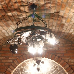 Chandelier ´Vigne dans la roue de chariot´ pour l'éclairage de la cave à vin – luminaires de luxe Chandelier ´Vigne dans la roue de chariot´ pour l'éclairage de la cave à vin – luminaires de luxe