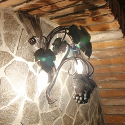 Lampe murale design dans la cave à vin  luminaire forg à la main Vini
