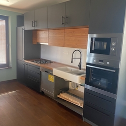Vue densemble dune cuisine frachement installe avec des poignes forges fabriques sur mesure