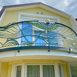 Balustrade de balcon en tant qu'œuvre d'art conçue par un artiste renommé Balustrade de balcon en tant qu'œuvre d'art conçue par un artiste renommé