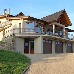 Garde-corps en fer forgé sur une maison familiale Garde-corps en fer forgé sur une maison familiale