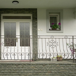 Garde-corps en fer forgé – L'entrée de la maison Garde-corps en fer forgé – L'entrée de la maison