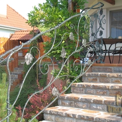Garde-corps d'escalier pour extérieur en fer forgé au dessin de tournesol. Oeuvre artisanale. Garde-corps d'escalier pour extérieur en fer forgé au dessin de tournesol. Oeuvre artisanale.