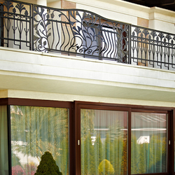 Garde-corps terrasse en fer forgé. Ornement composé d’éléments forgé à la main de style antique. Garde-corps terrasse en fer forgé. Ornement composé d’éléments forgé à la main de style antique.