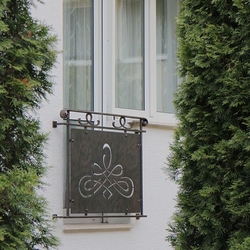 Garde-corps de porte-fenêtre d'extérieur contemporain. Tôle en acier avec motif découpe laser. Garde-corps de porte-fenêtre d'extérieur contemporain. Tôle en acier avec motif découpe laser.