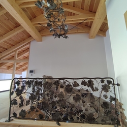 Luminaires forgs à la main - chelle recouverte de vigne dans une maison familiale 