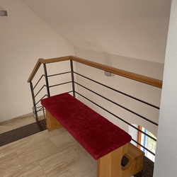Garde-corps d'escalier et de galerie dans une église gréco-catholique – garde-corps forgé avec main courante en bois Garde-corps d'escalier et de galerie dans une église gréco-catholique – garde-corps forgé avec main courante en bois