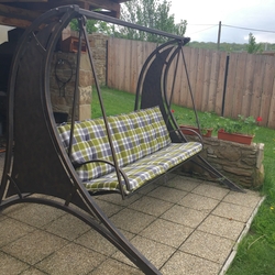 Balanoire en fer forg dans un jardin vintage