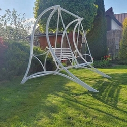 Balanoire en fer forg blanche dans le jardin en Spi - mobilier de jardin en fer forg