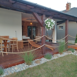 Terrasse des Einfamilienhauses mit Seilgelnder befestigt mit geschmiedeten Haltern - Gartenaccessoires