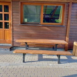 Coin salon extrieur amnag près des chalets pour le confort estival des clients