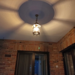 Lampe design suspendue à une chane forge avec le sceau UKOVMI, garantissant la qualit